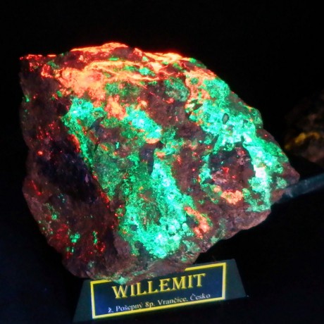 Kalcit a Willemit v UV-254nm