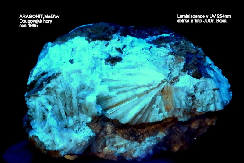 Aragonit Doupovské Hory v UV-světle