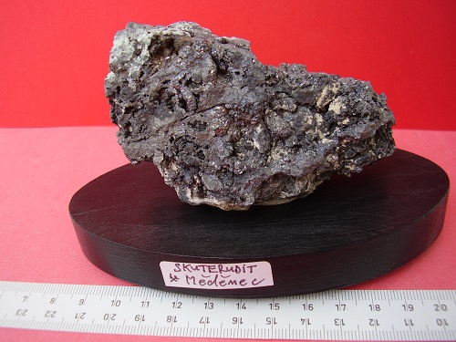 Skuterudit natural